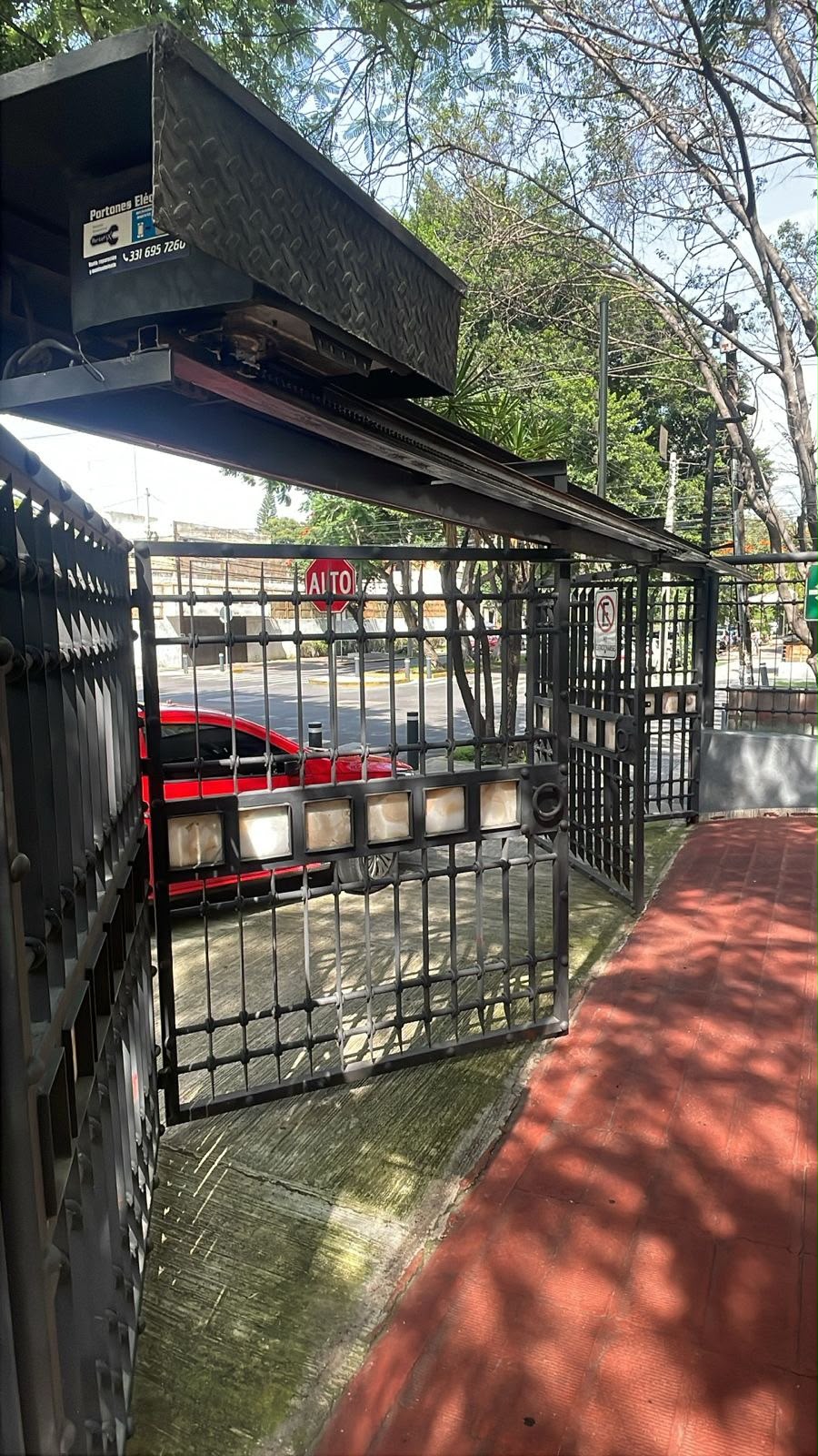 Portón automático de herrería en un acceso exterior