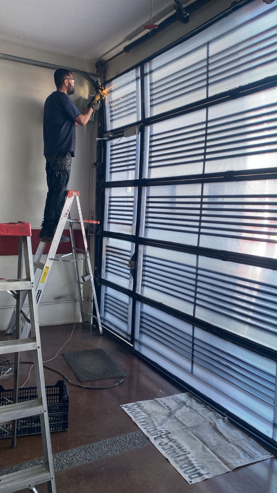 Técnico de PortoFix trabajando en un portón eléctrico de herrería